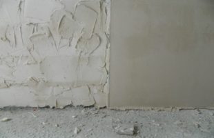 знаю  Особенности штукатурки стен цементным раствором + технология