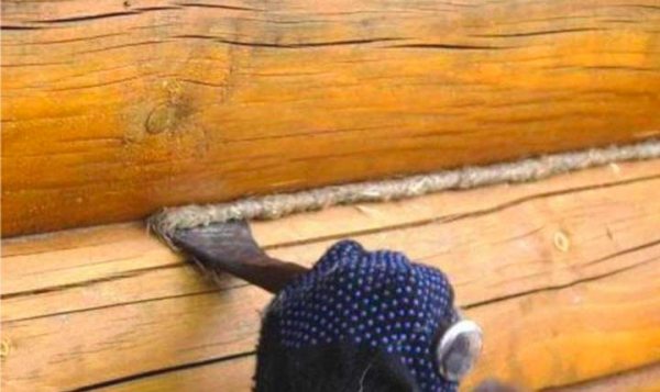 знаю  Чем заделать щель в деревянном доме в стенах: Виды? Герметик или Мох — Пошагово +Видео