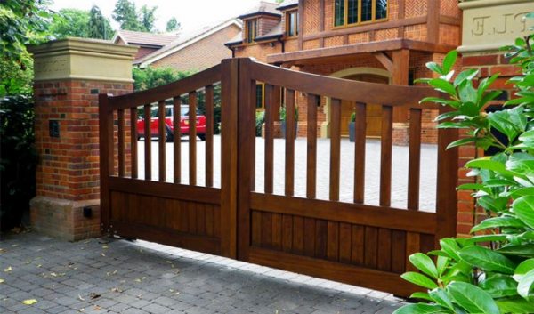 знаю  Красивые деревянные ворота для частного дома
