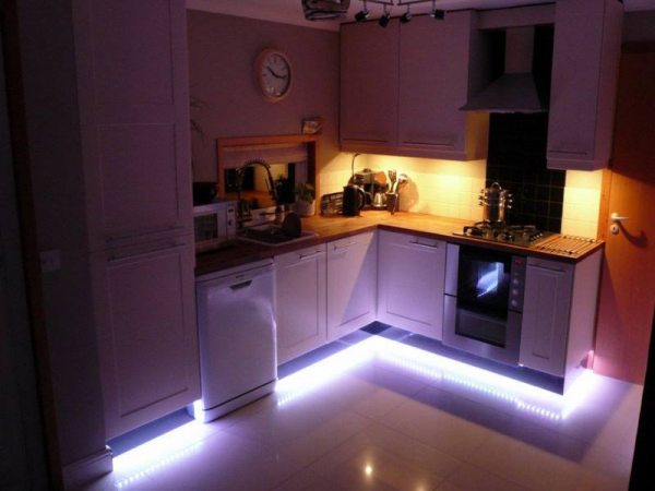 Подсветка кухни под шкафа светодиодной лентой: как сделать своими руками?