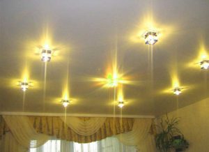 знаю  Как установить встраиваемые светильники в подвесной или натяжной потолок своими руками: Пошагово +Видео