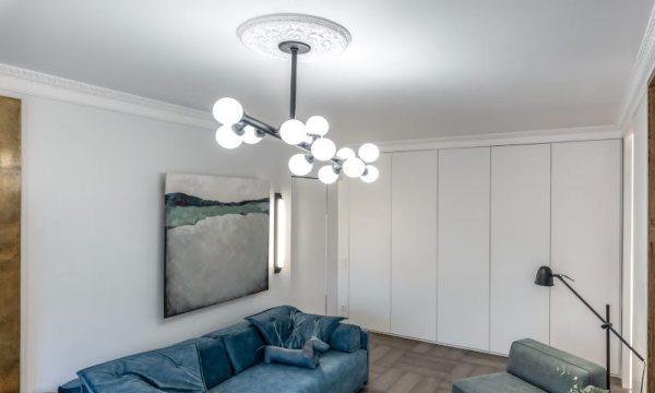 Современные потолочные люстры для гостиной: варианты и фото