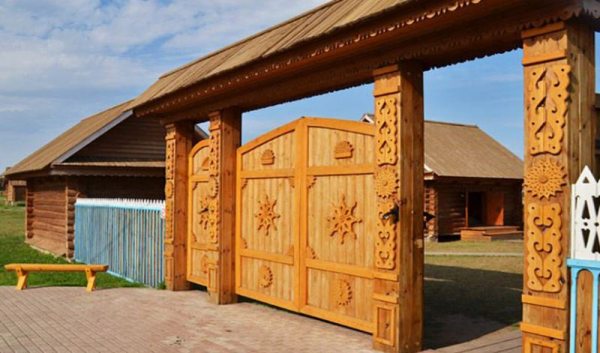 знаю  Красивые деревянные ворота для частного дома