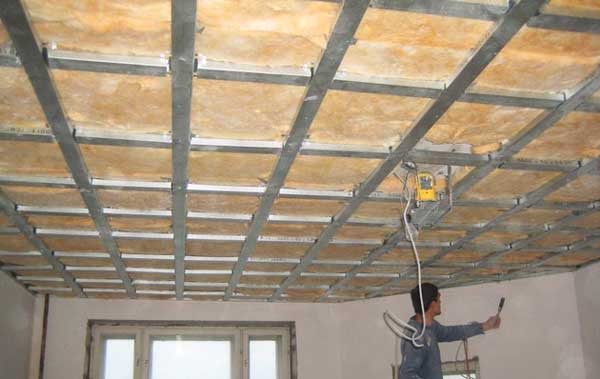 знаю  Как выполнить установку потолка из гипсокартона в деревянном доме: пошаговая инструкция- Обзор +Видео