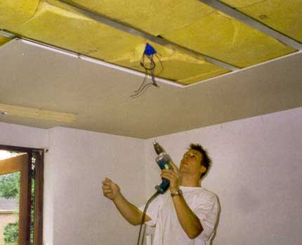 знаю  Как выполнить установку потолка из гипсокартона в деревянном доме: пошаговая инструкция- Обзор +Видео