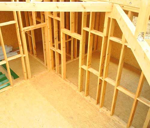 знаю  Как построить перегородки в деревянном доме своими руками: из чего их сделать- Обзор +Видео
