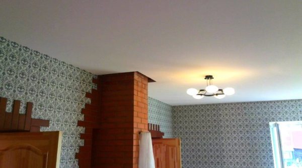 знаю  Какие преимущества и недостатки натяжных потолков в частном доме и квартиры: Пошагово +Видео