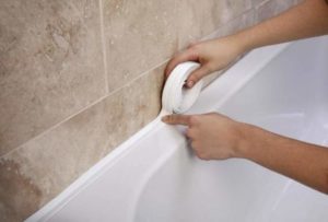 знаю  Шов между ванной и плиткой: герметиком, силиконом, затиркой или лентой? Пошагово, как и чем заделать стык + Фото и видео