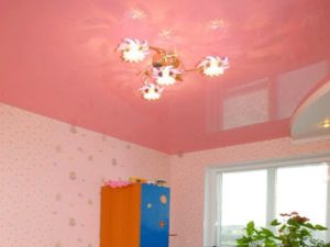 знаю  Розовый натяжной потолок (матовый и глянцевый) + фото