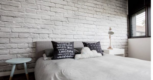 Кирпичная стена в дизайне интерьера спальни