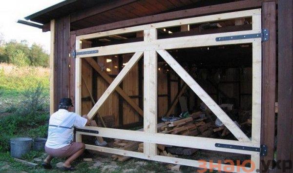 знаю Как сделать деревянные ворота для гаража своими руками? Обзор- Чертежи и Виды — Распашные и с подъемным механизмом +Видео