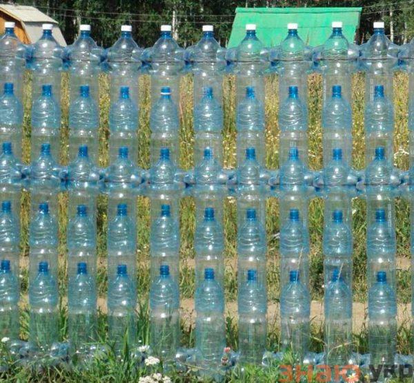 знаю Как сделать забор из пластиковых бутылок для сада и огорода : Обзор +Фото и описание- Пошагово +Видео