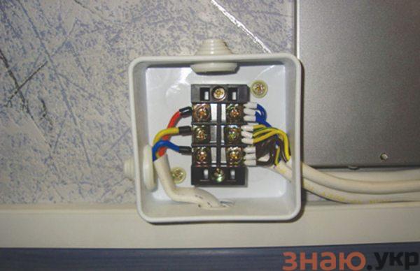 знаю Как проложить электрику в доме своими руками: схемы подключения и разводки розеток и выключателя: Обзор +Видео